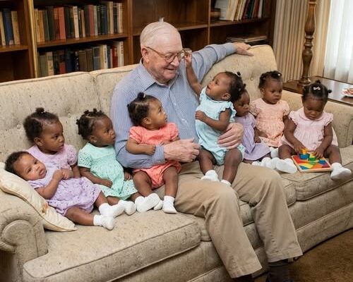 A Widower in 1979 Took in Nine Abandoned Baby Girls, Creating an Unlikely Family – Dogrupara News