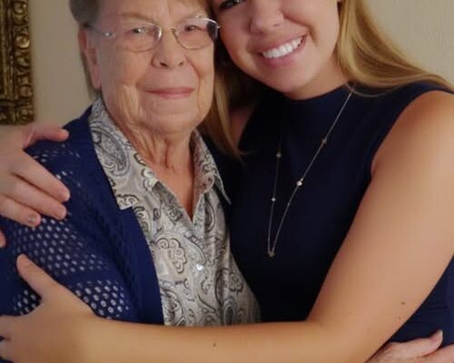 At My Grandma’s Farewell, I Noticed My Mom Hiding a Package — What I Found Inside Shocked Me – Dogrupara News