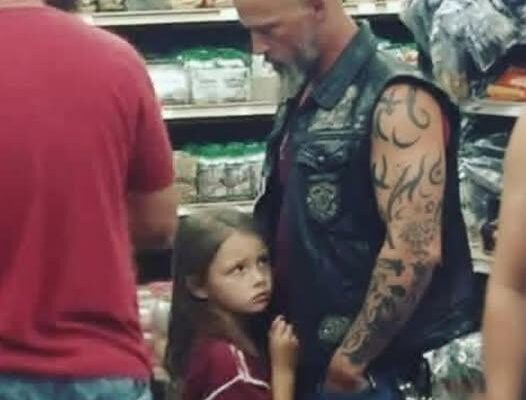 A Little Girl at Walmart Grabbed My Arm and Whispered Something That Left Me Speechless – Dogrupara News