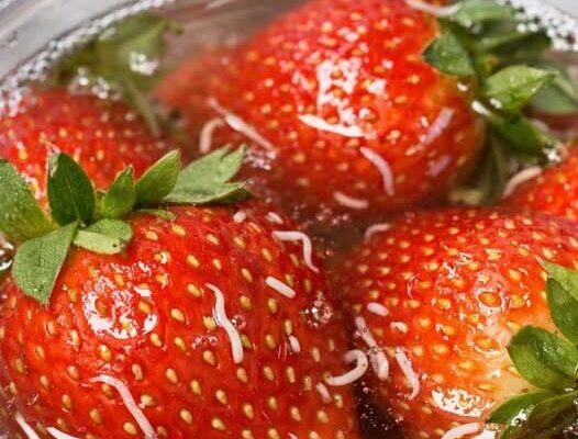 “White Worms Appeared After Soaking Strawberries in Salt Water — What’s Going On?” – Dogrupara News