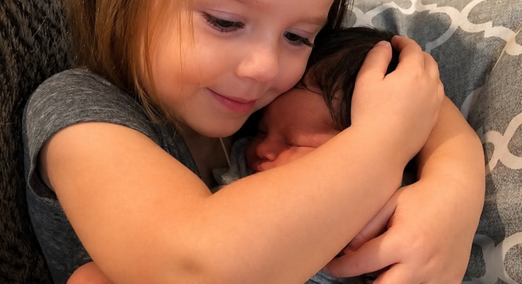 “I love everything about her”: Little girl welcomes her newborn sibling with tender affection – Dogrupara News