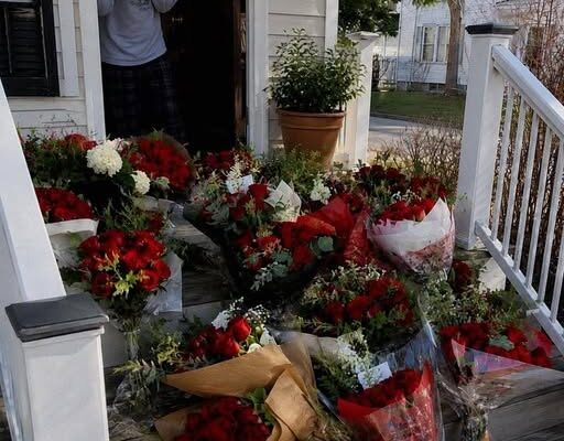 I Came Home From a Work Trip to Find 100 Roses for My Wife—Then I Read the Note Hidden in One Bouquet –