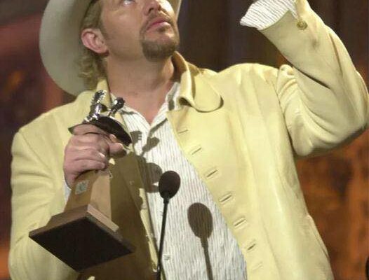 Reflecting on Toby Keith’s Journey Through Photos: From Early Success to Personal Passions – Dogrupara News