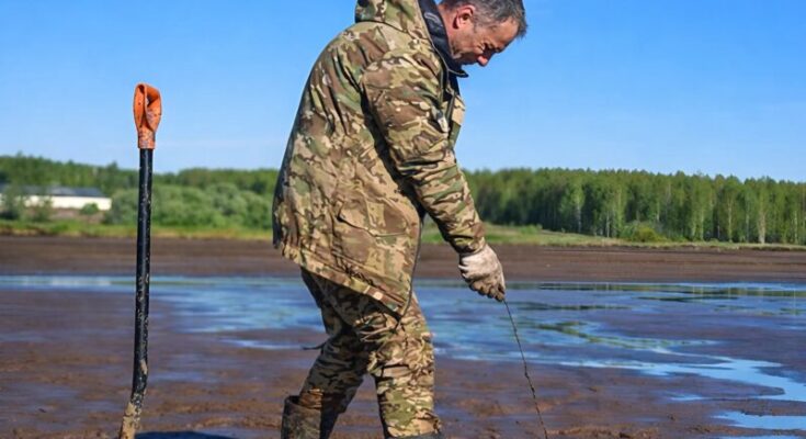 Fisherman Retrieves Unusual Object from Mud — Here’s What It Was – Dogrupara News