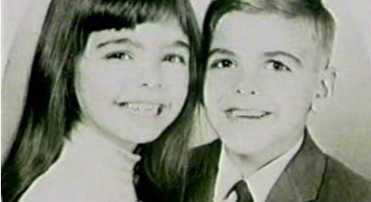 Before the Fame: 1971 Family Photo Reveals a Young Hollywood Star with Parents and Sister. – Dogrupara News