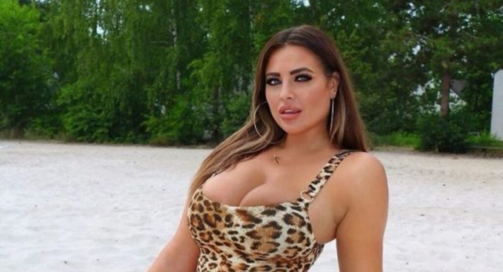 These curvaceous women’s photos show that revealing clothing looks fantastic on them!