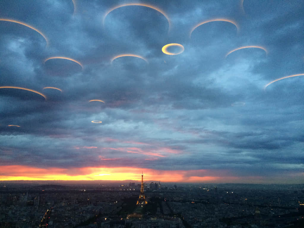 Among the clouds in the sky over the Russian River, a group of disc-shaped UFOs conceals itself – Amazing
