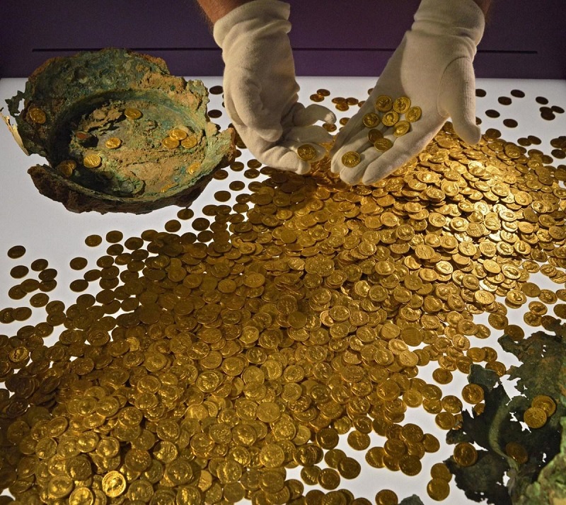 The largest Roman gold hoard ever discovered was the “Trier Gold Hoard.” The discovery, which included 265,000 gold pieces totaling 18.5 kg, was uncovered in 1993 during excavation work, approximately 1,800 years after it was hidden. – Amazing